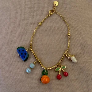 Bracelet chaîne dorée bille et breloques